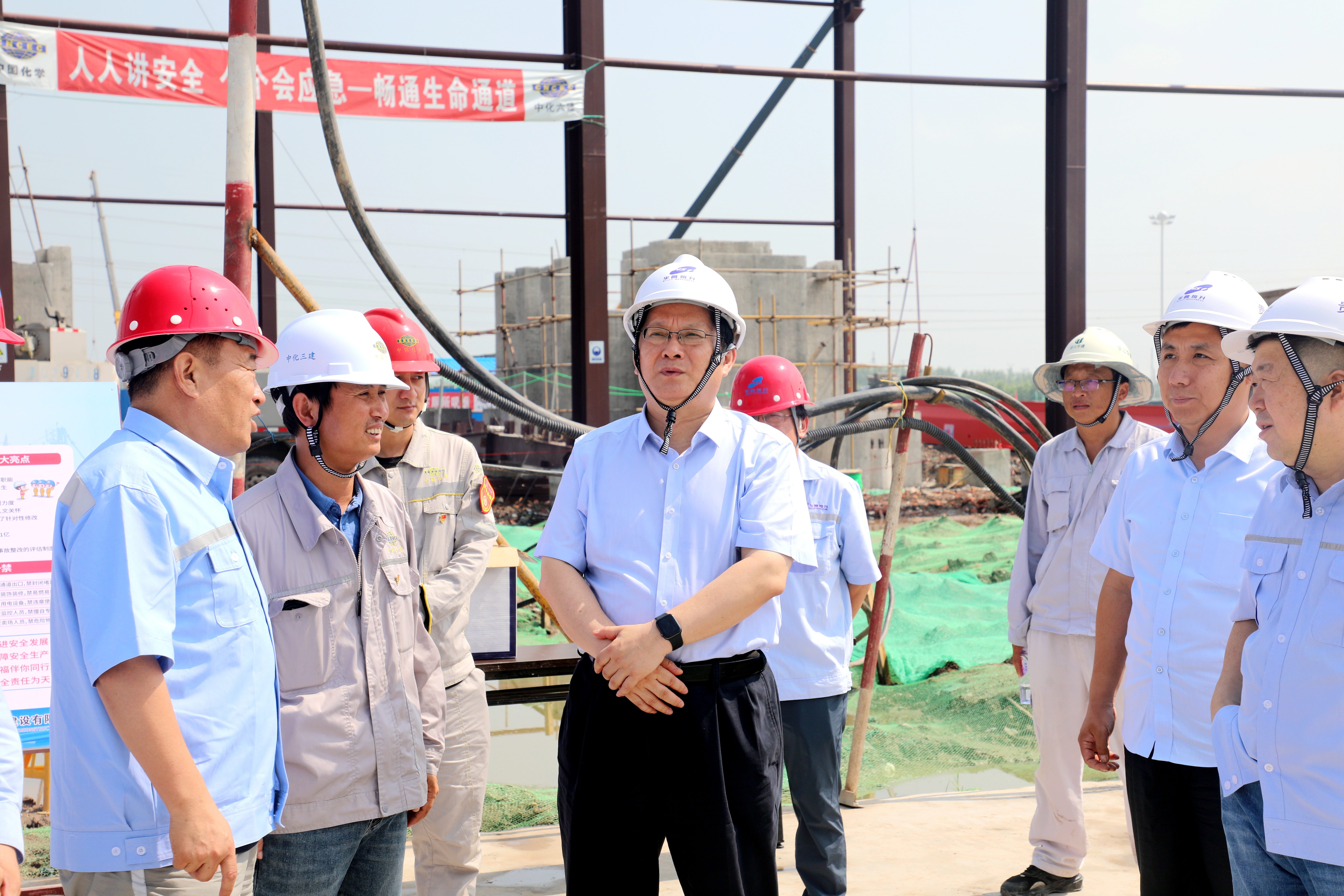 樊軍到華魯恒升第二基地調研 要求謀新篇 布新局 加快向高端化綠色化智能化邁進-3 樊軍到華魯恒升第二基地調研 要求謀新篇 布新局 加快向高端化綠色化智能化邁進-3.jpg